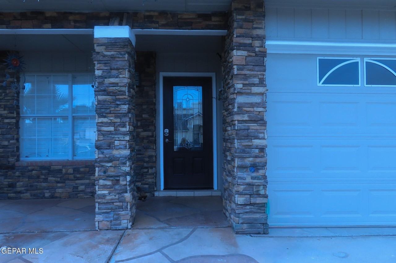 3493 Yellow Rose St - Photo 3 of 26