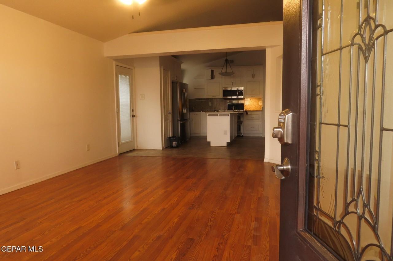 3493 Yellow Rose St - Photo 4 of 26