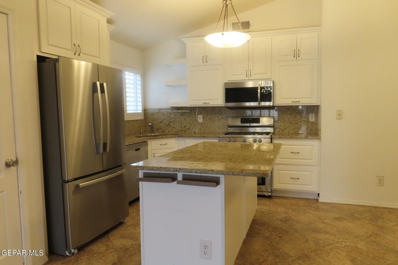 3493 Yellow Rose St - Photo 6 of 26