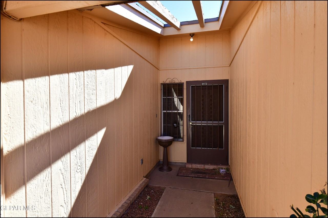 4872 Maureen Cir - Photo 5 of 42