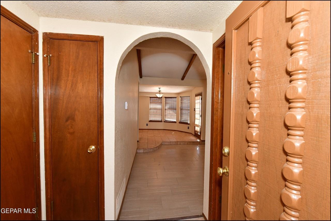 4872 Maureen Cir - Photo 6 of 42