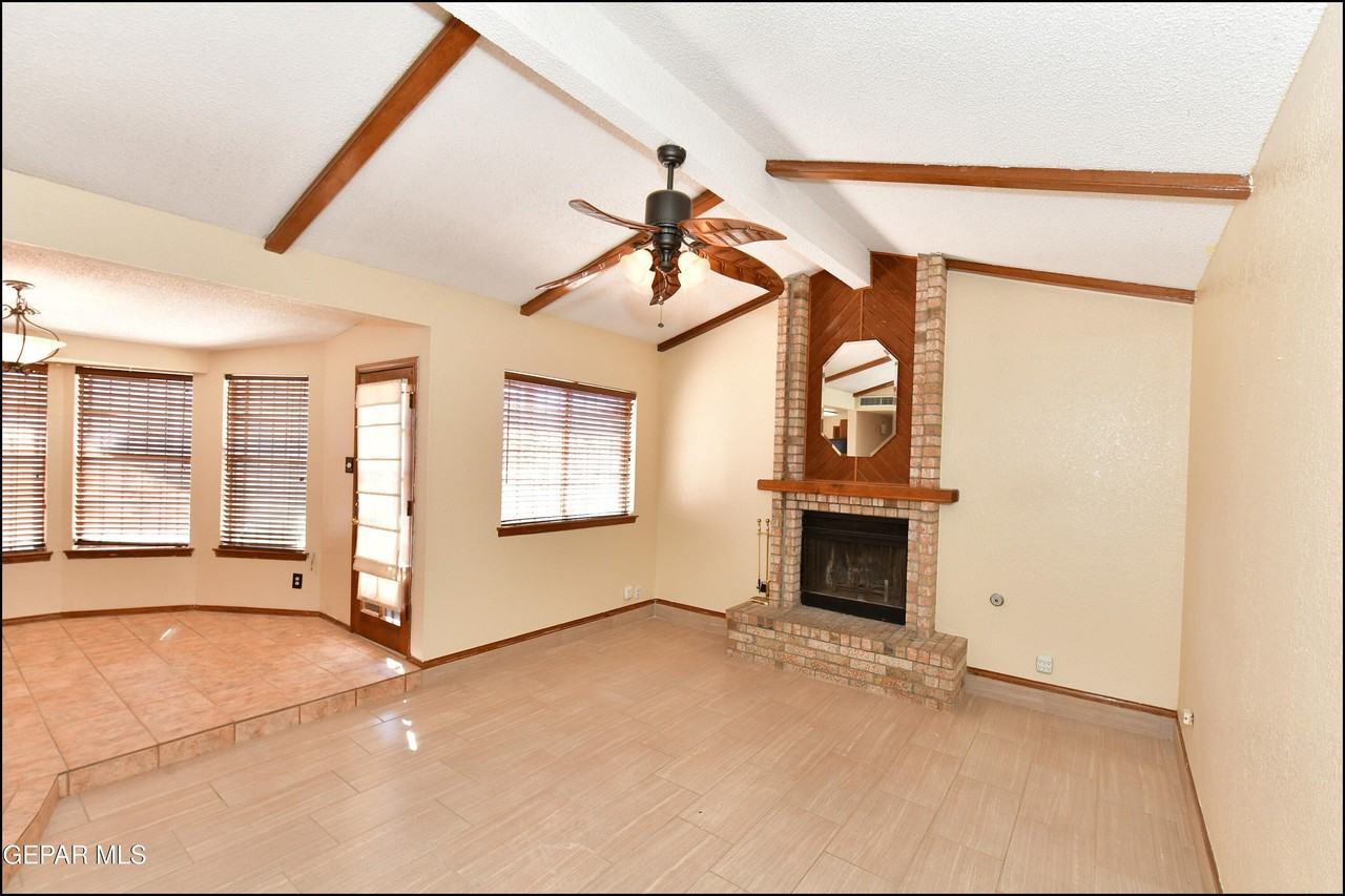 4872 Maureen Cir - Photo 7 of 42