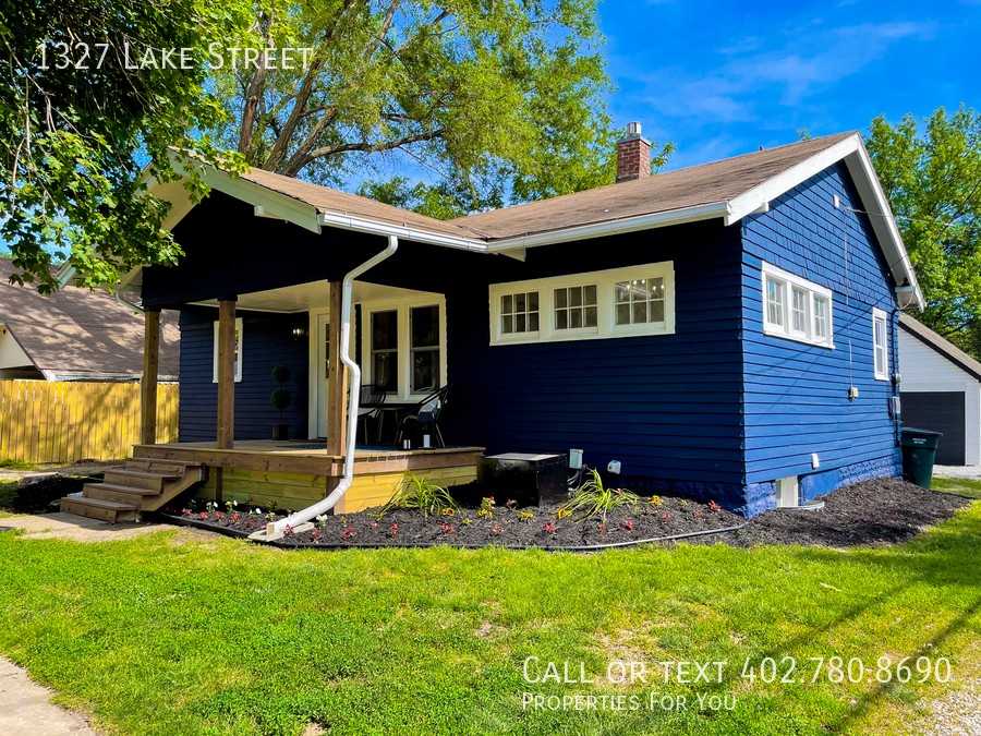 1327 Lake St - Photo 4 of 39
