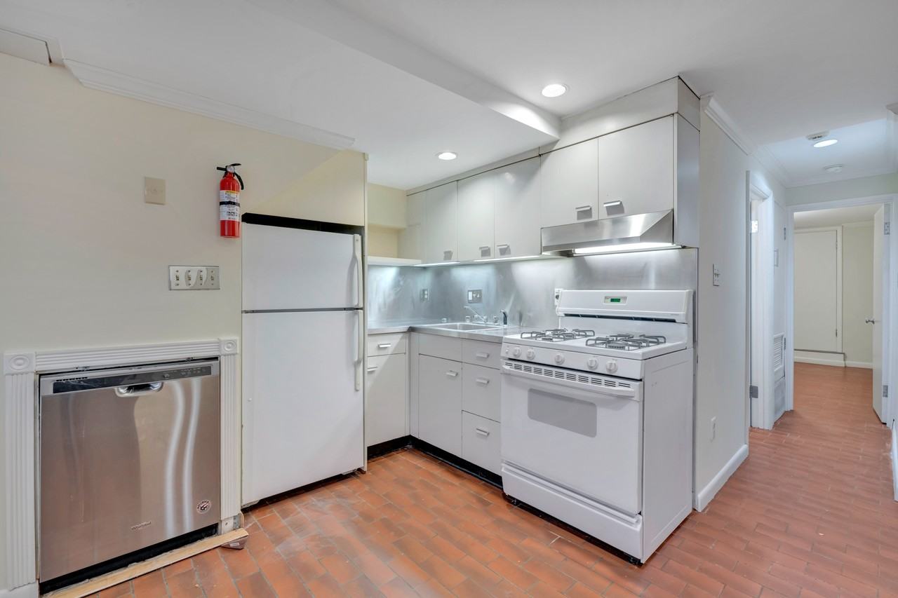 308 11th St Se - Photo 3 of 10