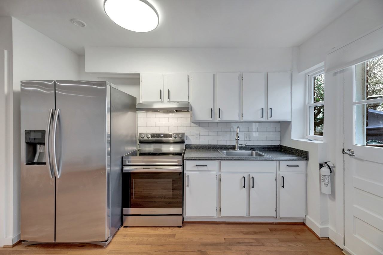 1628 Q St Se - Photo 5 of 28