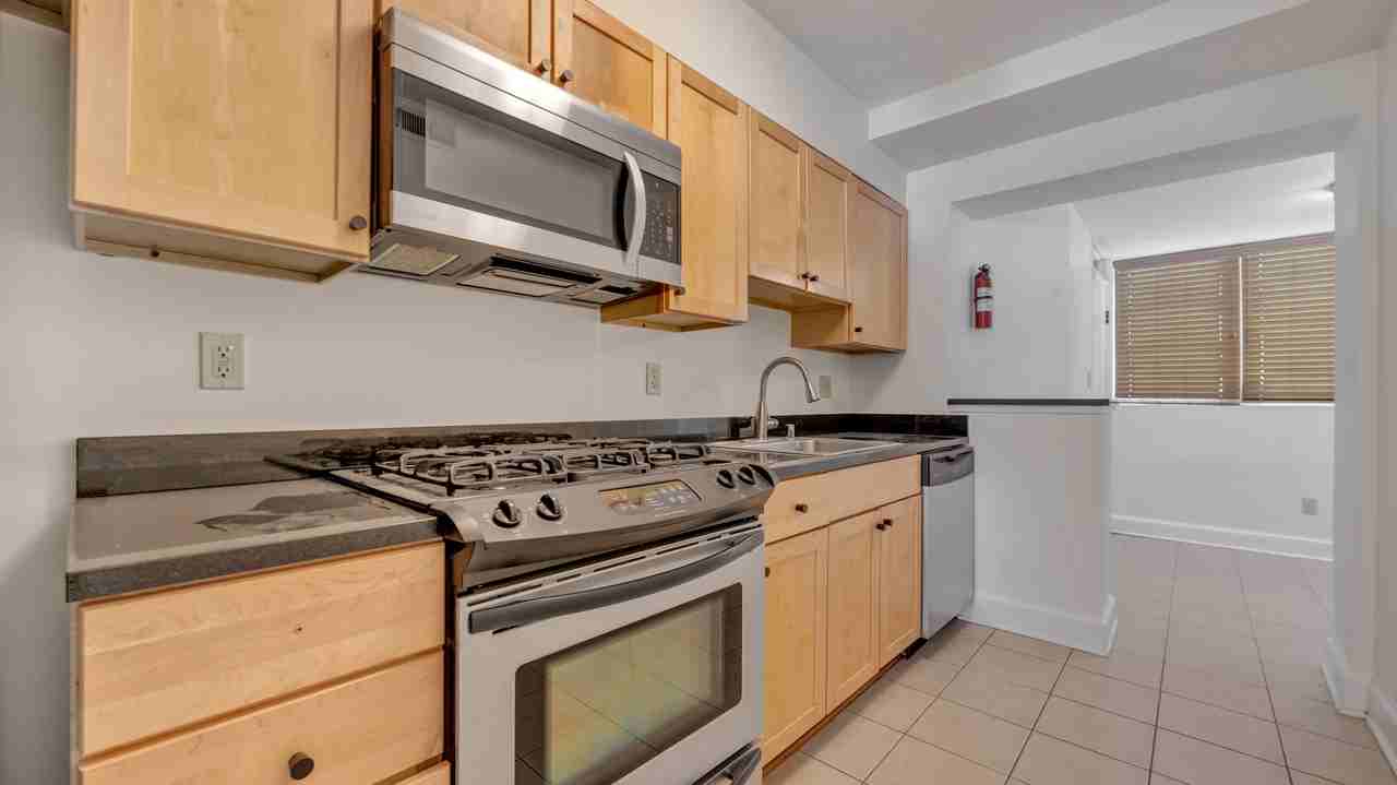 301 Whittier St Nw #105 - Photo 2 of 12