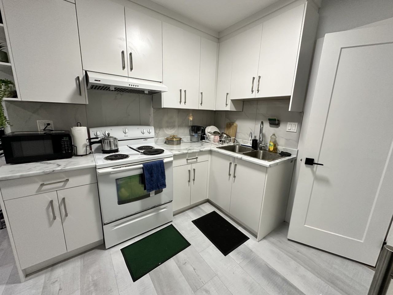 2047 Majestic Cres #B2 - Photo 2 of 21