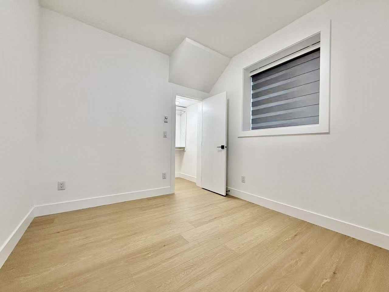 7479 149a St Lowr - Photo 4 of 9