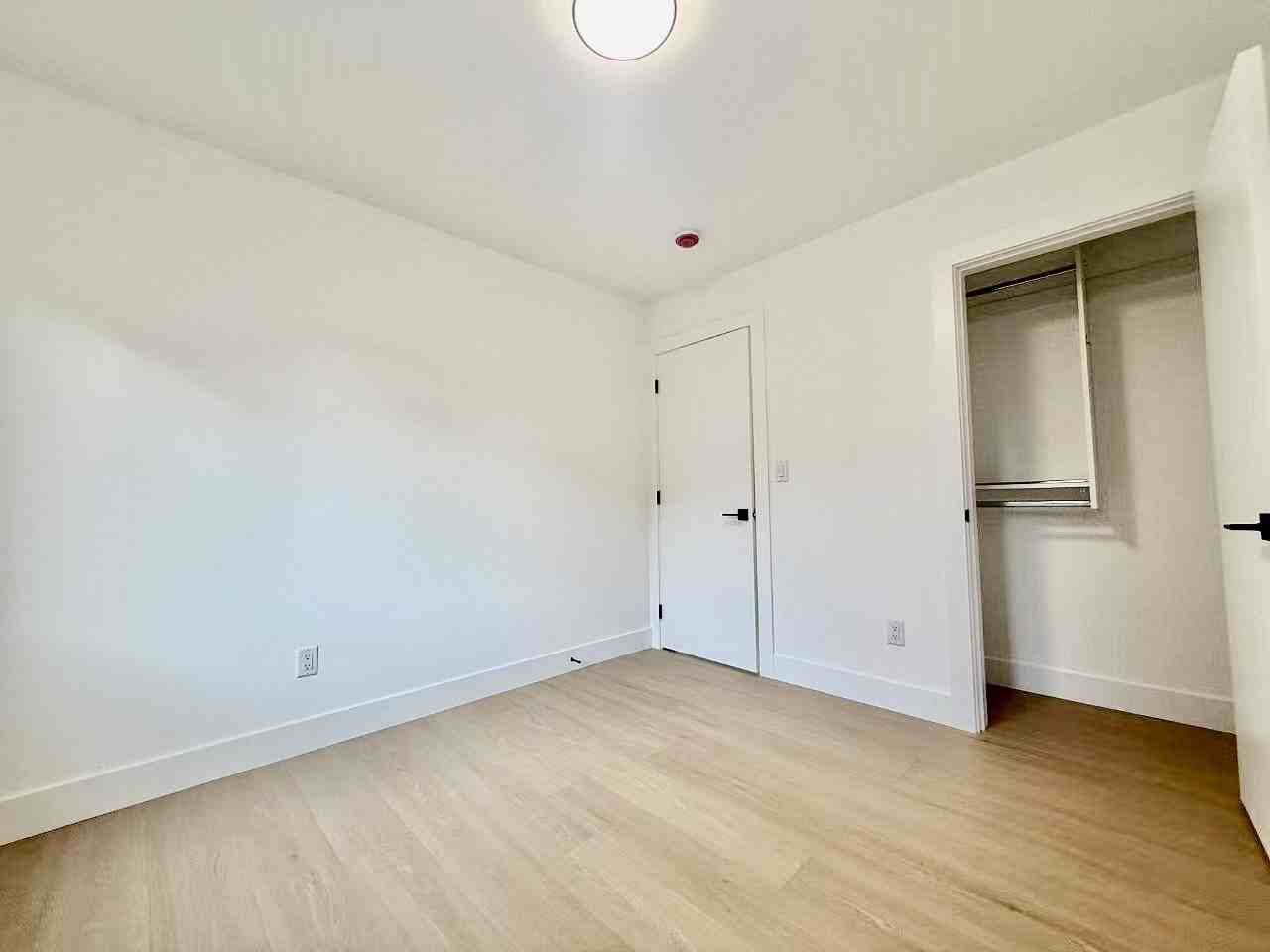 7479 149a St - Photo 5 of 8