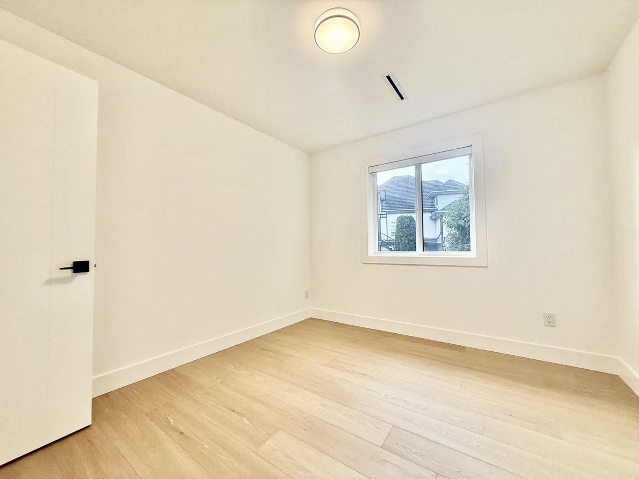 7479 149a St - Photo 6 of 8