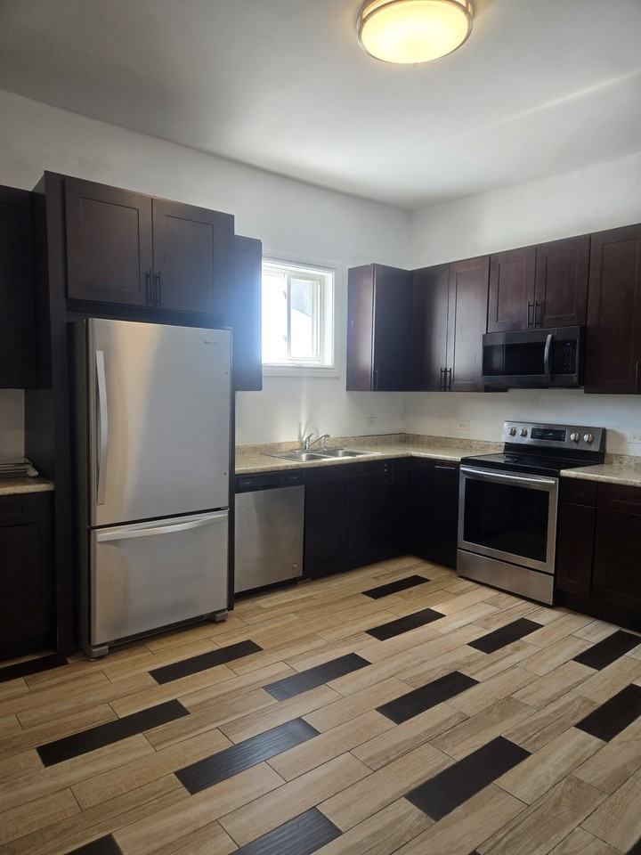 7055 N Clark St #2 - Photo 2 of 10