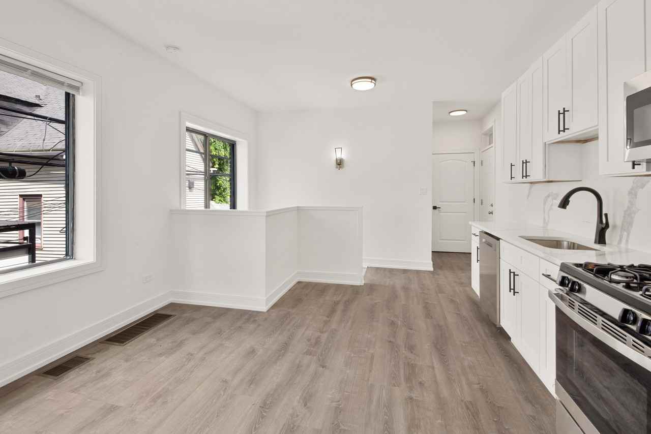 3058 W Cortland St #101 - Photo 4 of 10