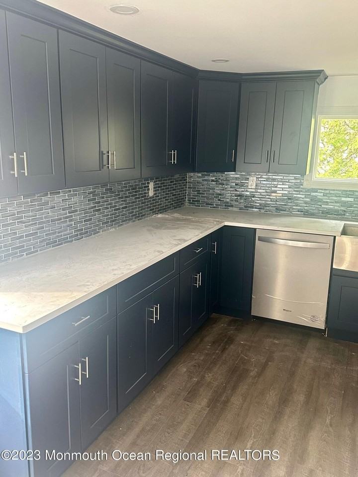 529 Queen St - Photo 4 of 19