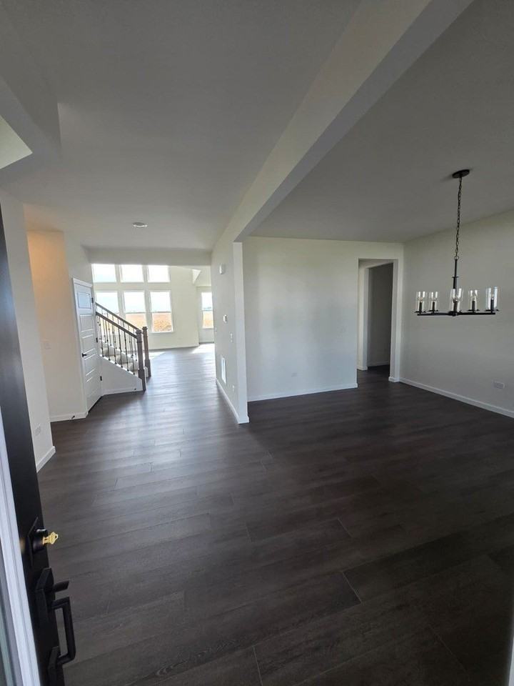 1979 Norwich Ln - Photo 2 of 40