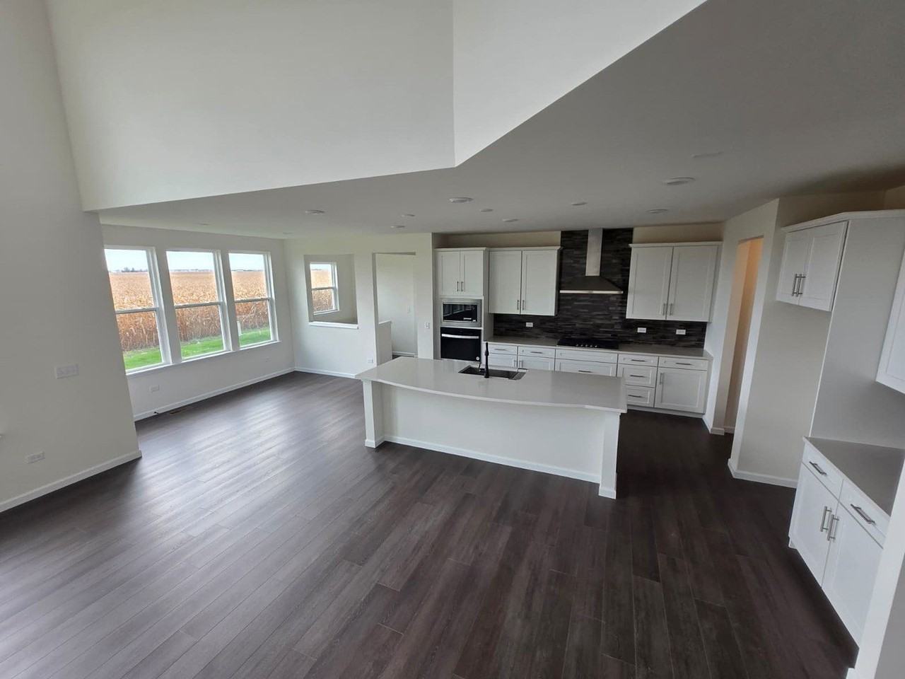 1979 Norwich Ln - Photo 3 of 40