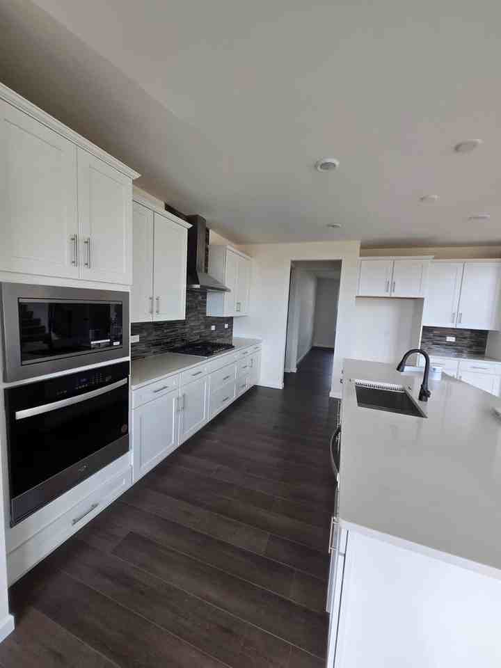 1979 Norwich Ln - Photo 4 of 40