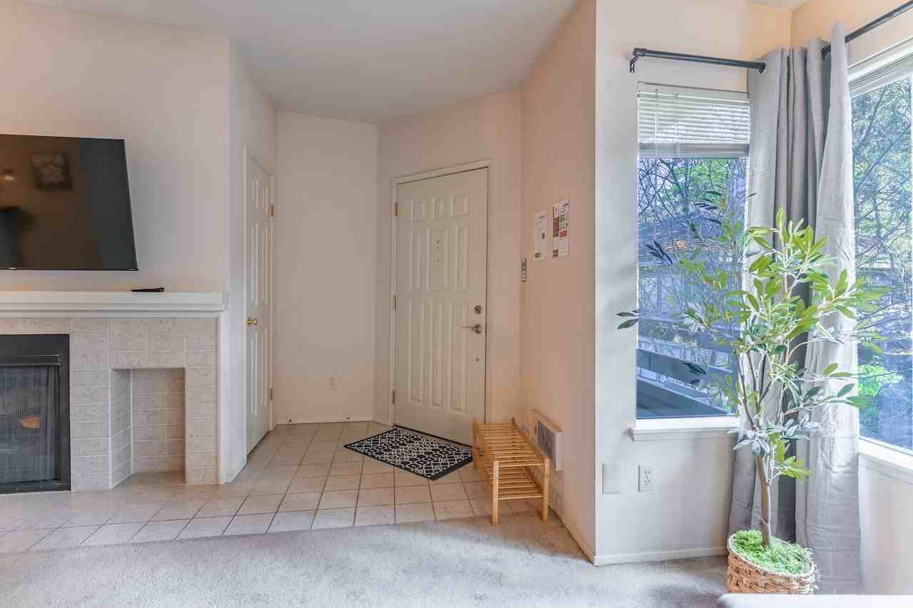 1326 Bellevue Way Ne #6 - Photo 6 of 43