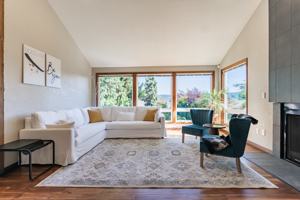 featured image of 242 W Lake Sammamish Pkwy Se