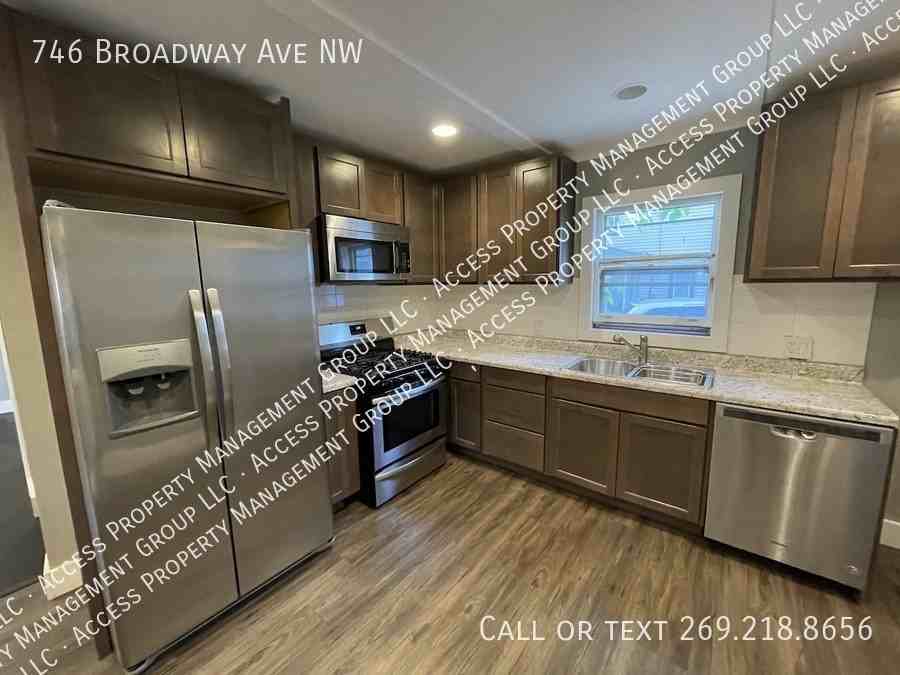 746 Broadway Ave Nw - Photo 3 of 31