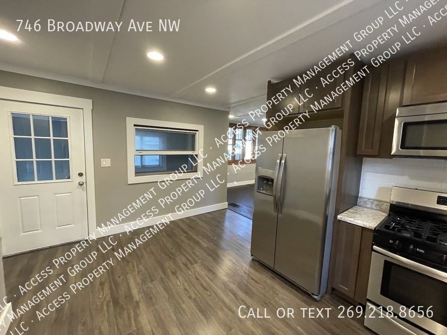 746 Broadway Ave Nw - Photo 4 of 31