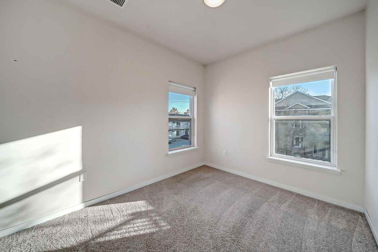 915 Harlocke St #5 - Photo 5 of 23