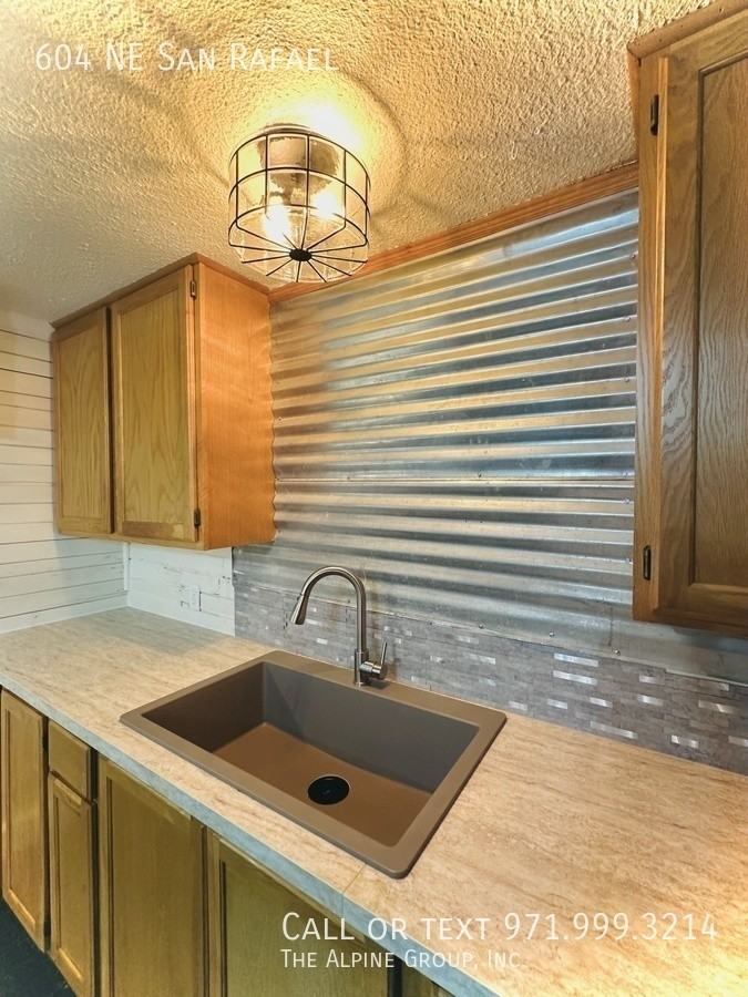 604 Ne San Rafael St - Photo 7 of 29