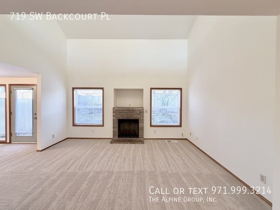 719 Sw Back Court Pl - Photo 7 of 35