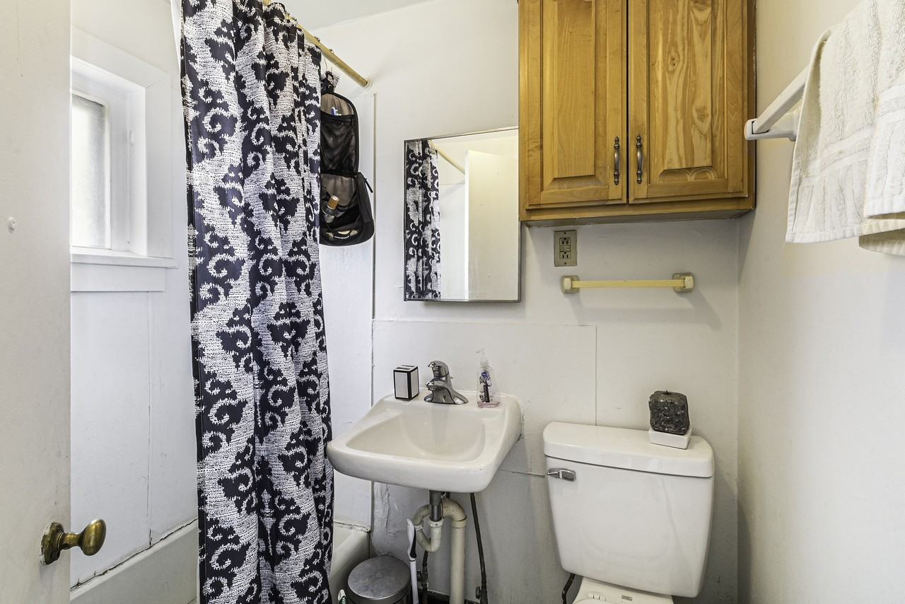 407 N Ashley St #5 - Photo 3 of 17