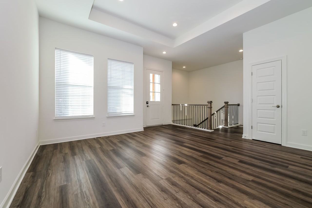 16161 Fontana St - Photo 5 of 17