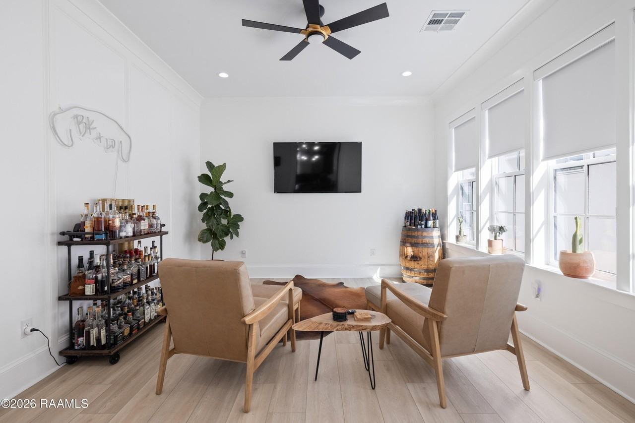 1013 Camellia Blvd Unit A - Photo 3 of 17