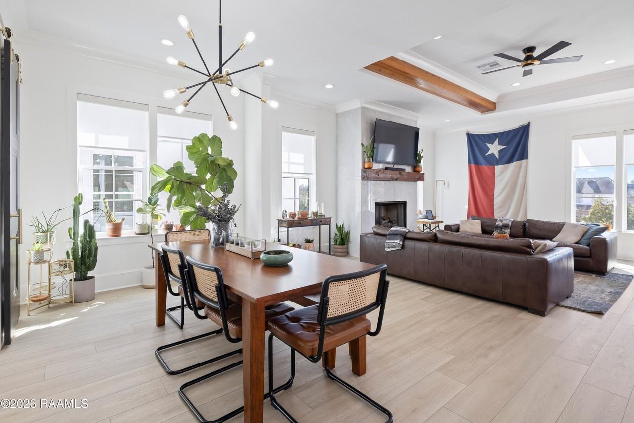 1013 Camellia Blvd Unit A - Photo 4 of 17