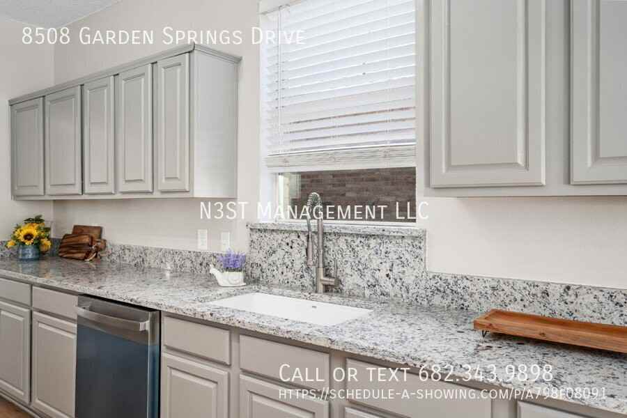 8508 Garden Springs Dr - Photo 6 of 37