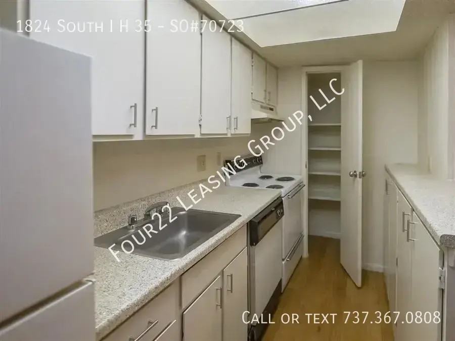 1824 S Interstate 35 - Photo 5 of 11