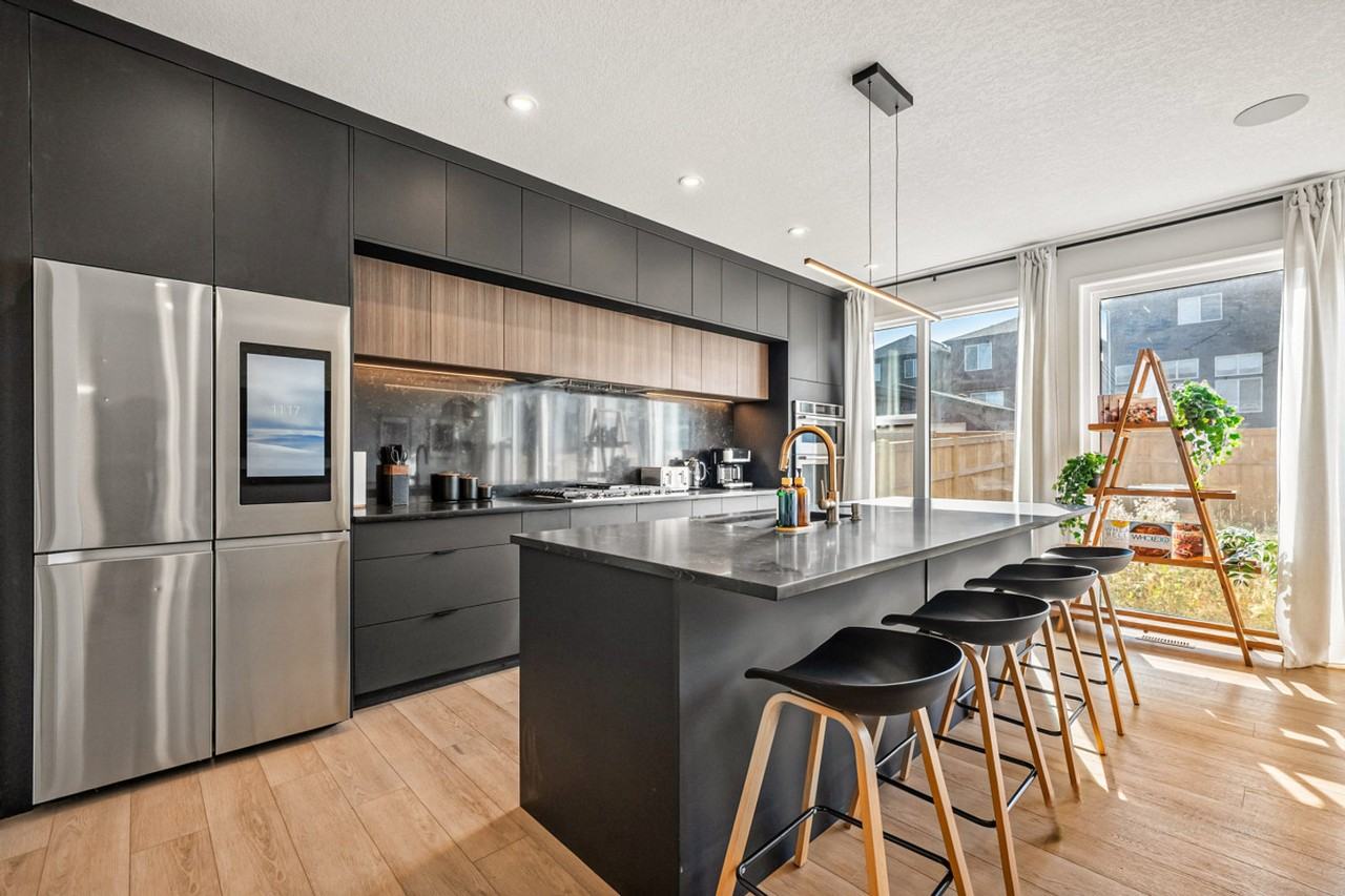 53 Edith Cres Nw #1314558P - Photo 2 of 50