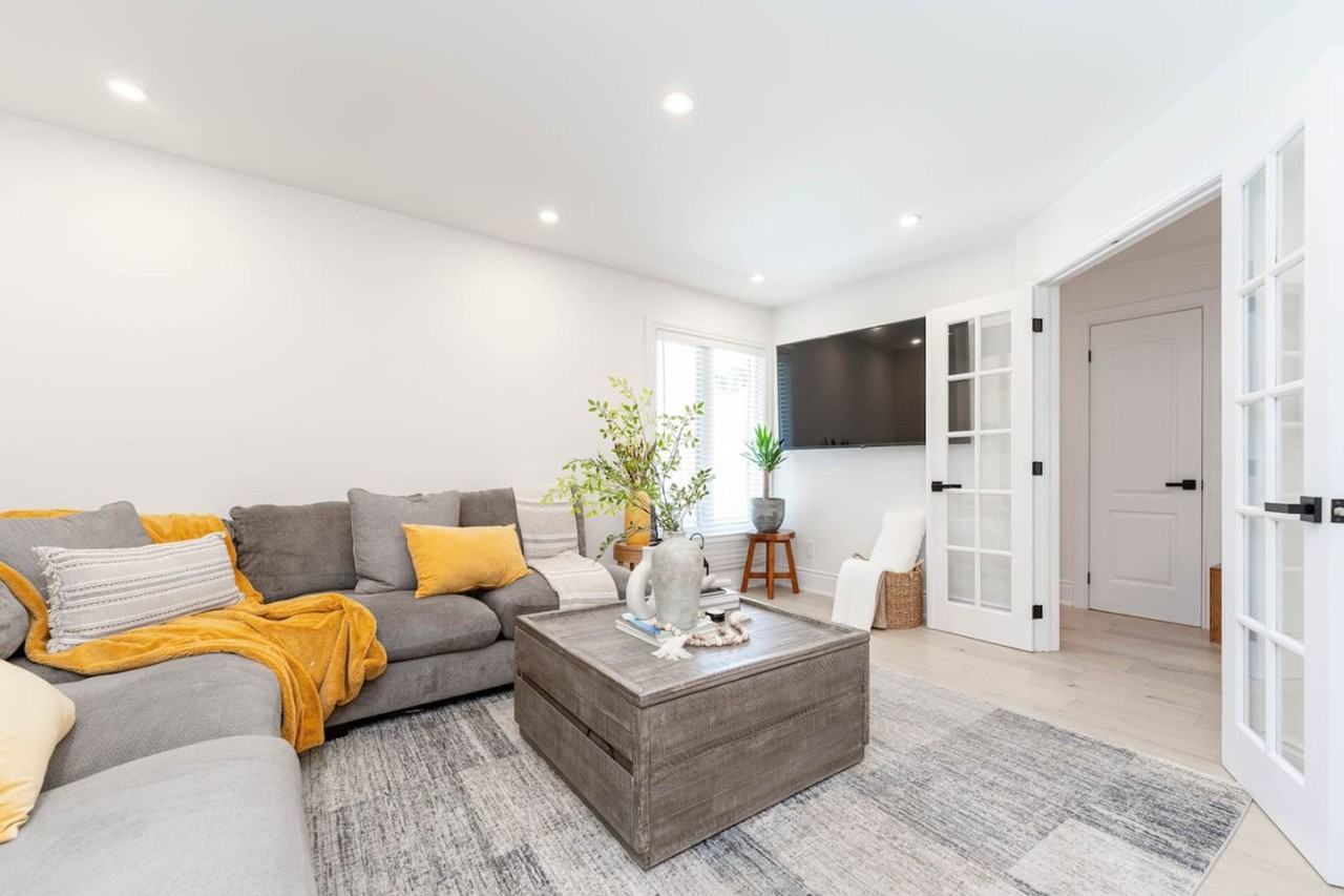 54 Glenmanor Dr #1388899P - Photo 3 of 47