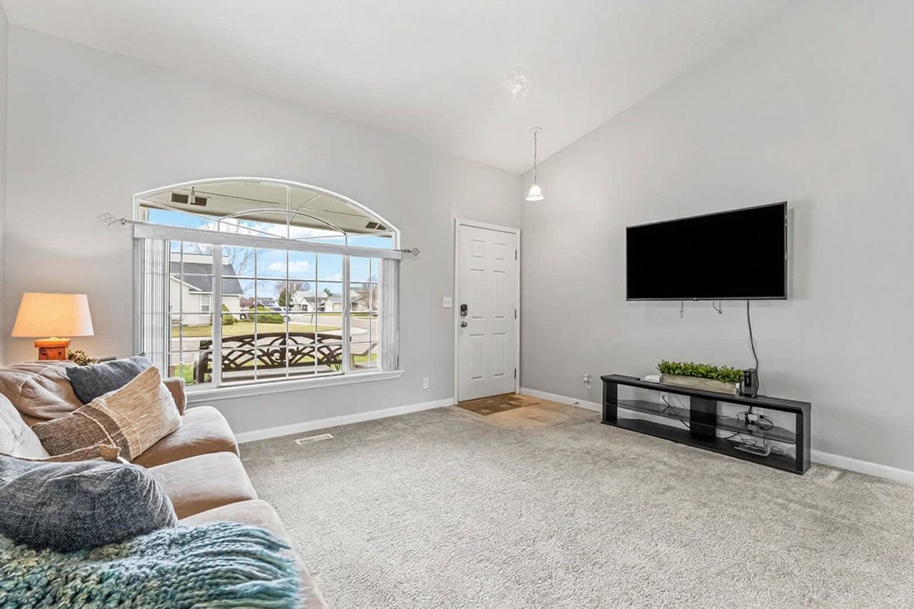 727 W Clark Ave #1470096P - Photo 2 of 36