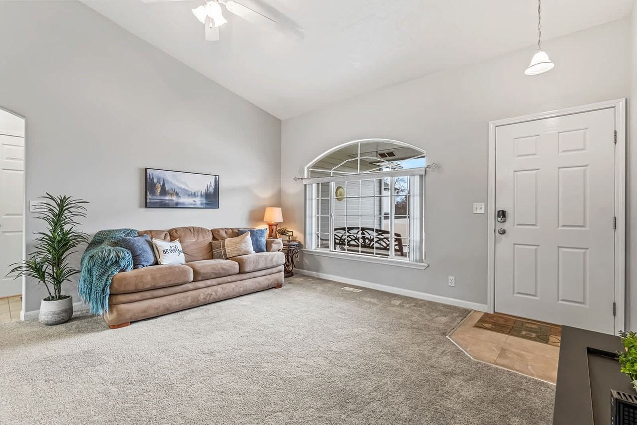 727 W Clark Ave #1470096P - Photo 4 of 36