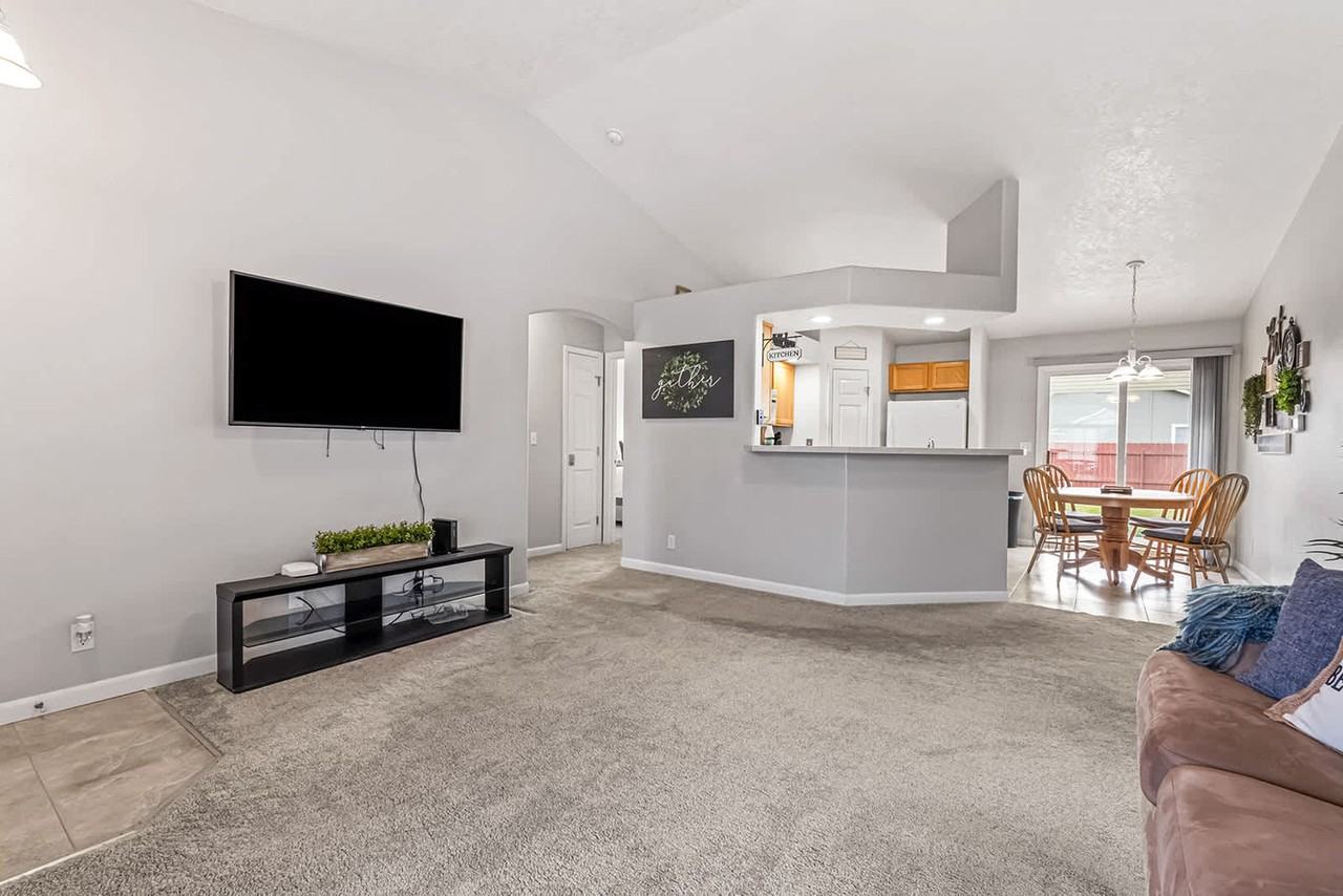 727 W Clark Ave #1470096P - Photo 5 of 36