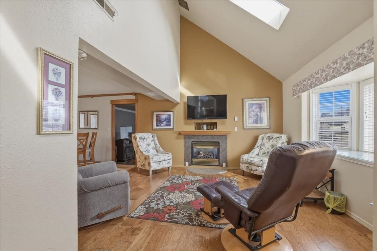 925 S Haskett St #1462221P - Photo 2 of 34