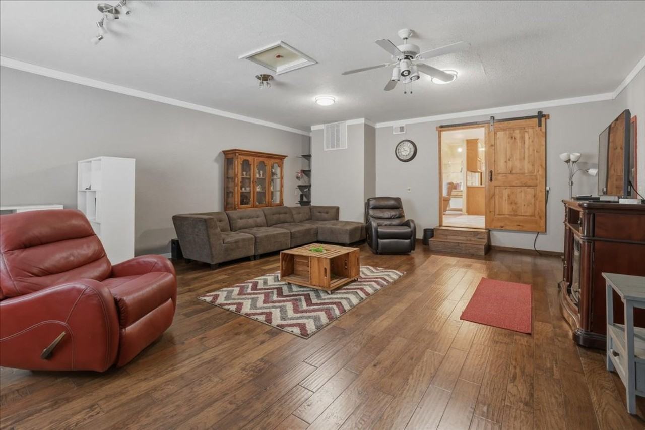 925 S Haskett St #1462221P - Photo 3 of 34