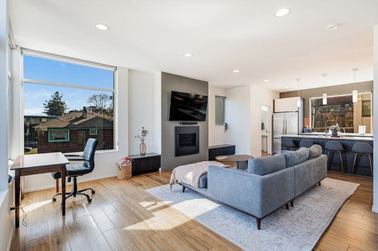 2323 W Crockett St #1471260P - Photo 3 of 40