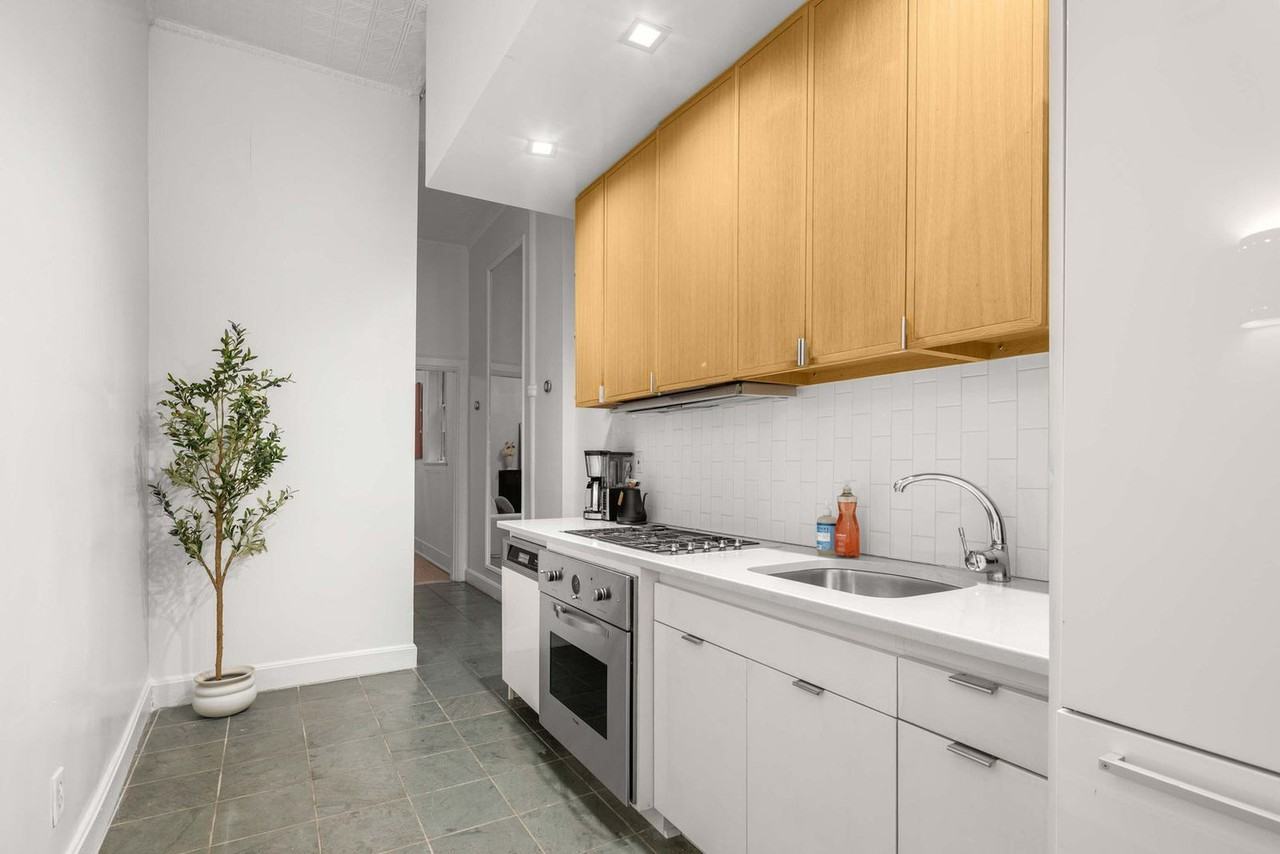 3 E 9th St #1473046P - Photo 6 of 16