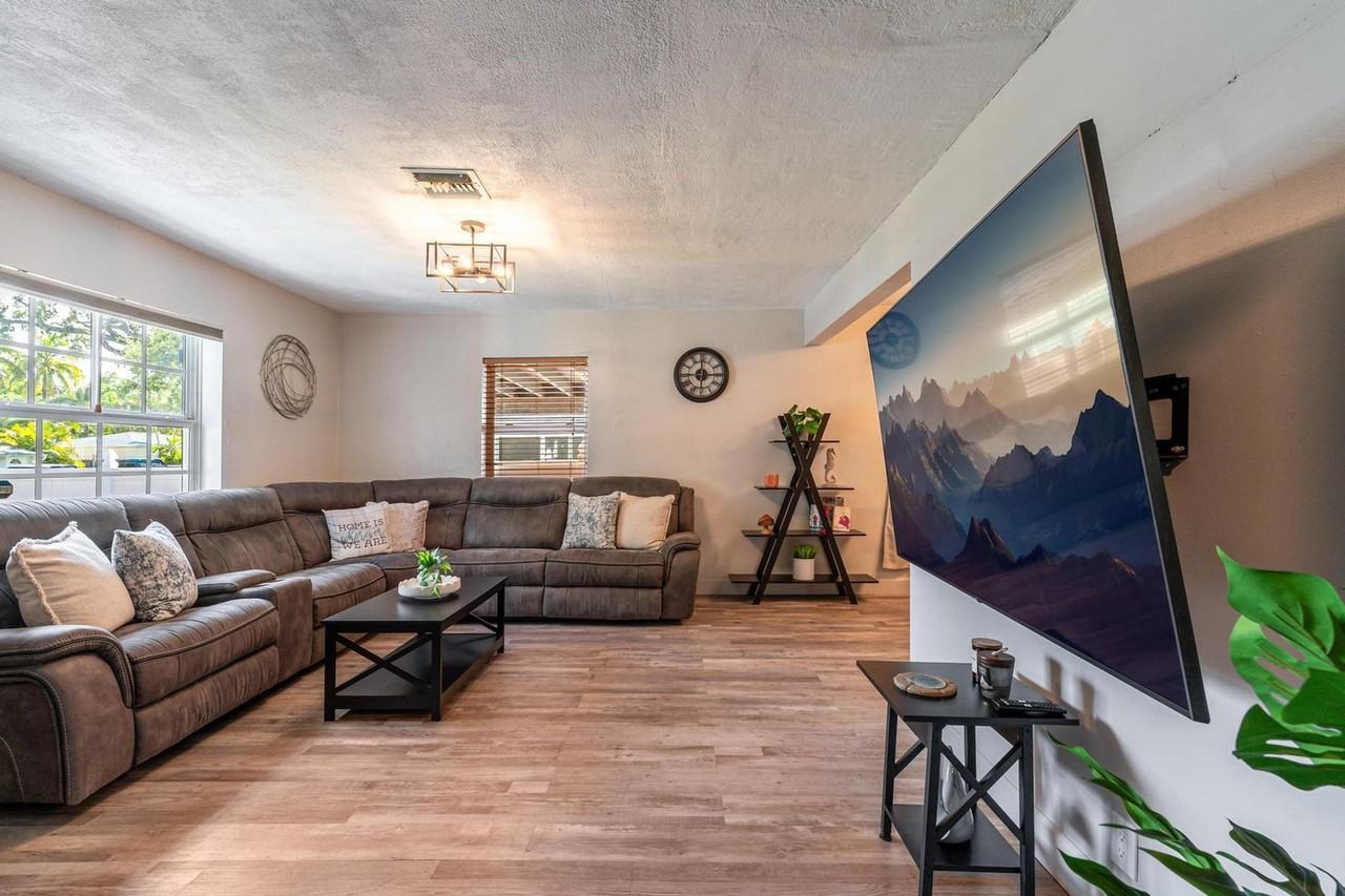 1315 Sw 30th St #1475656P - Photo 2 of 31