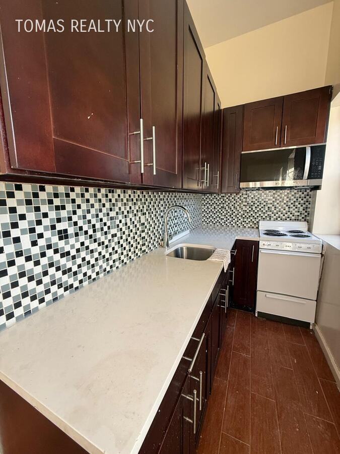 712 E 214th St - Photo 3 of 7