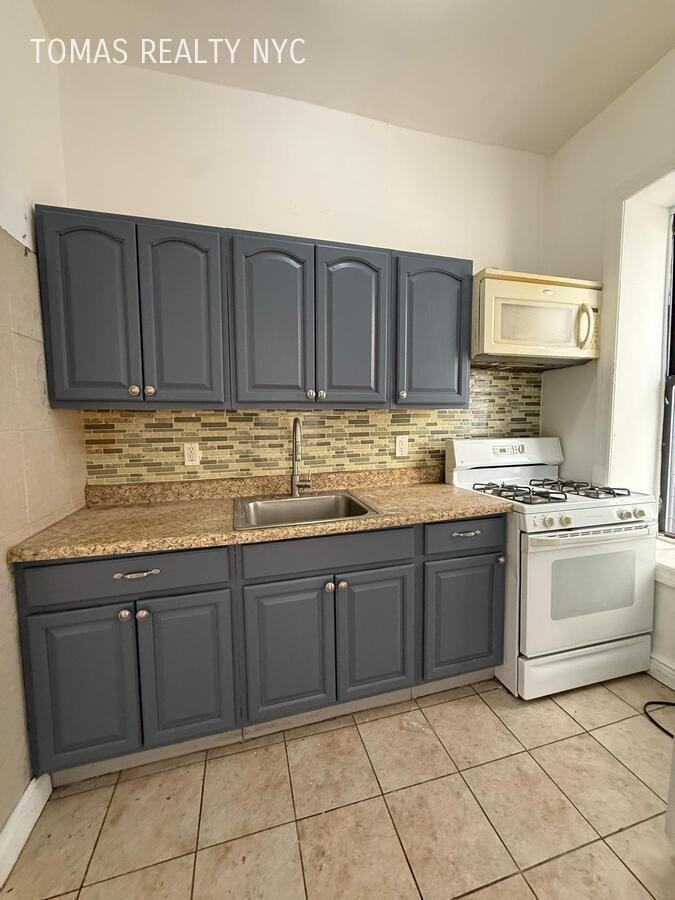 1390 Boston Rd - Photo 2 of 10