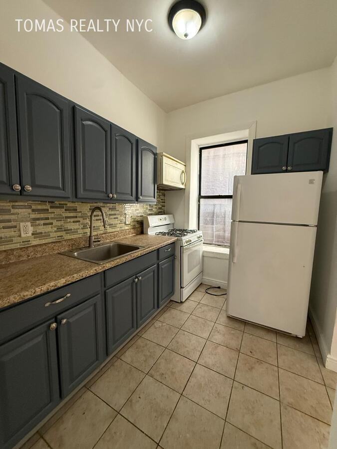 1390 Boston Rd - Photo 3 of 10