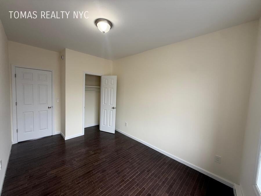 2 Amsterdam Pl - Photo 4 of 9