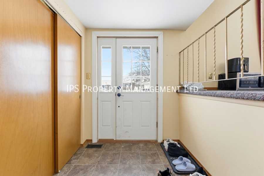 640 Bridge St E - Photo 4 of 33