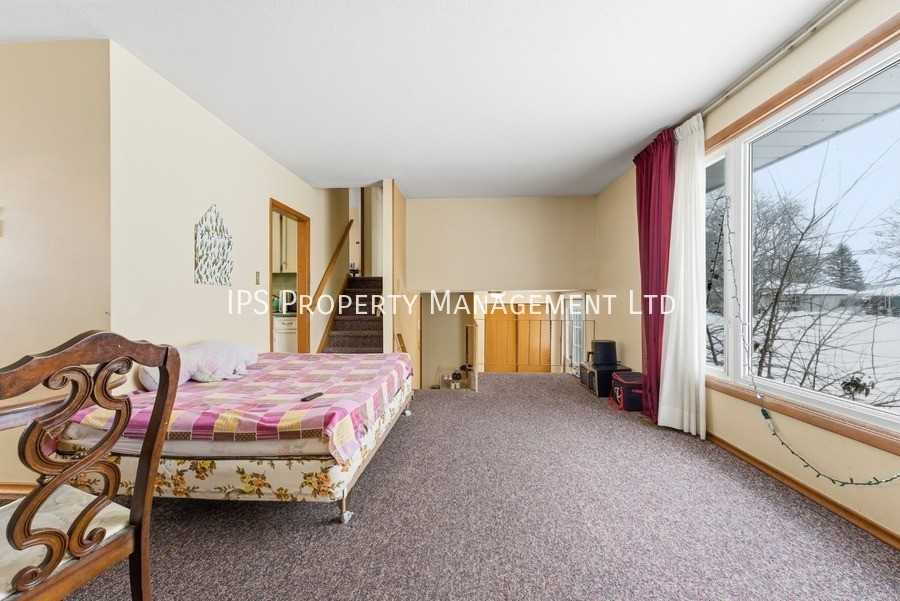 640 Bridge St E - Photo 6 of 33