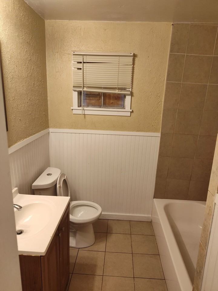 1018 Deryll St - Photo 4 of 7